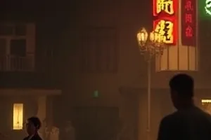 《深海来信》剧照，潜水灯照亮的沉船内部