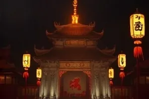 《琥珀房间》剧照，暖橙色灯光下的旧式客厅