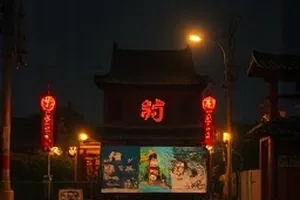 《雨夜列车》剧照，末班车车厢内的暖黄灯光